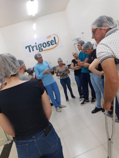 Alunos do CEEP de Laranjeiras do Sul conhecem processo de industrializaÃ§Ã£o da farinha Trigosel